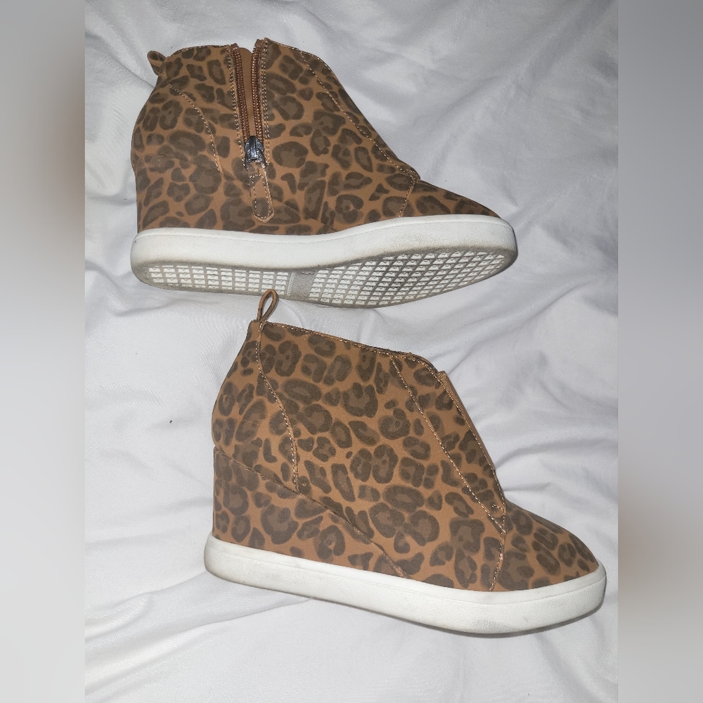 Comfort Hidden Wedge Side Zip Sneaker Size 6